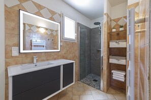 Bathtub, hair dryer, towels, soap - Villa for 8 people with private pool and 1200m2 of land (Argelès-sur-Mer)