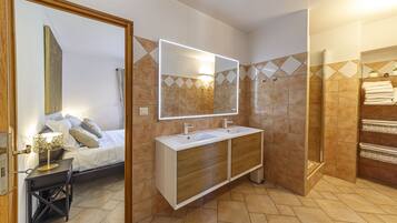 3 chambres, bureau, fer et planche Ă repasser, lit parapluie