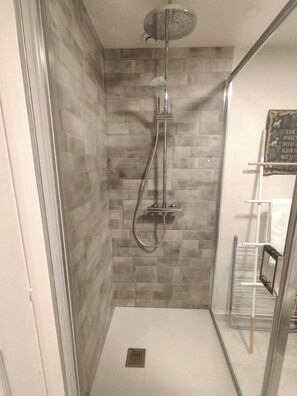 Dusche, Haartrockner, Handtücher, Seife