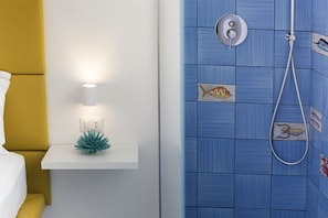 Douche, articles de toilette gratuits, sĂšche-cheveux, peignoirs