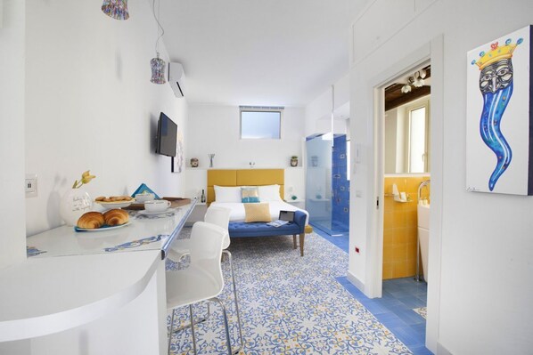 1 habitación, tabla de planchar con plancha, wifi y ropa de cama 