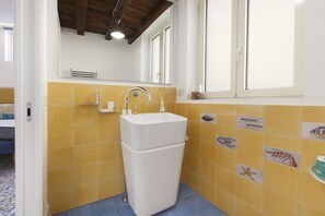 Regadera, amenidades de baño gratuitas, secadora de cabello, batas 