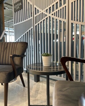 Un intérieur moderne avec un canapé, une table ronde et une plante en pot.