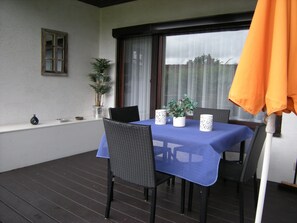 Outdoor dining - Bungalow 23 for 4 to 6 persons in the vacation resort RHÖN RESIDENCE. (Dipperz)