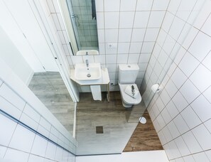 Bañera, secador de pelo, toallas y champú