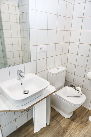 Een bad, een haardroger, handdoeken, shampoo