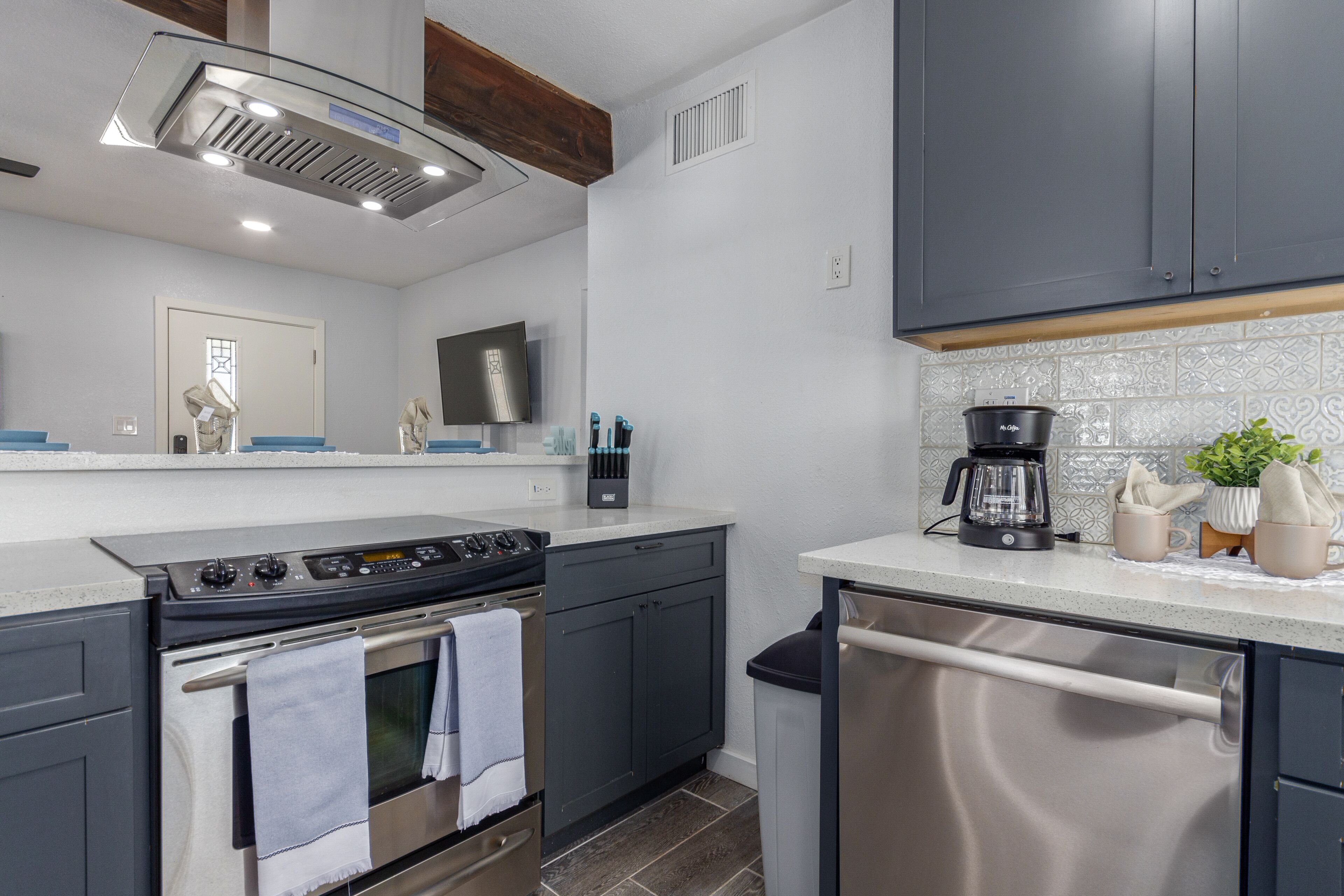 Super Cute House in Coronado District!  Walk to Banner University Hospital!