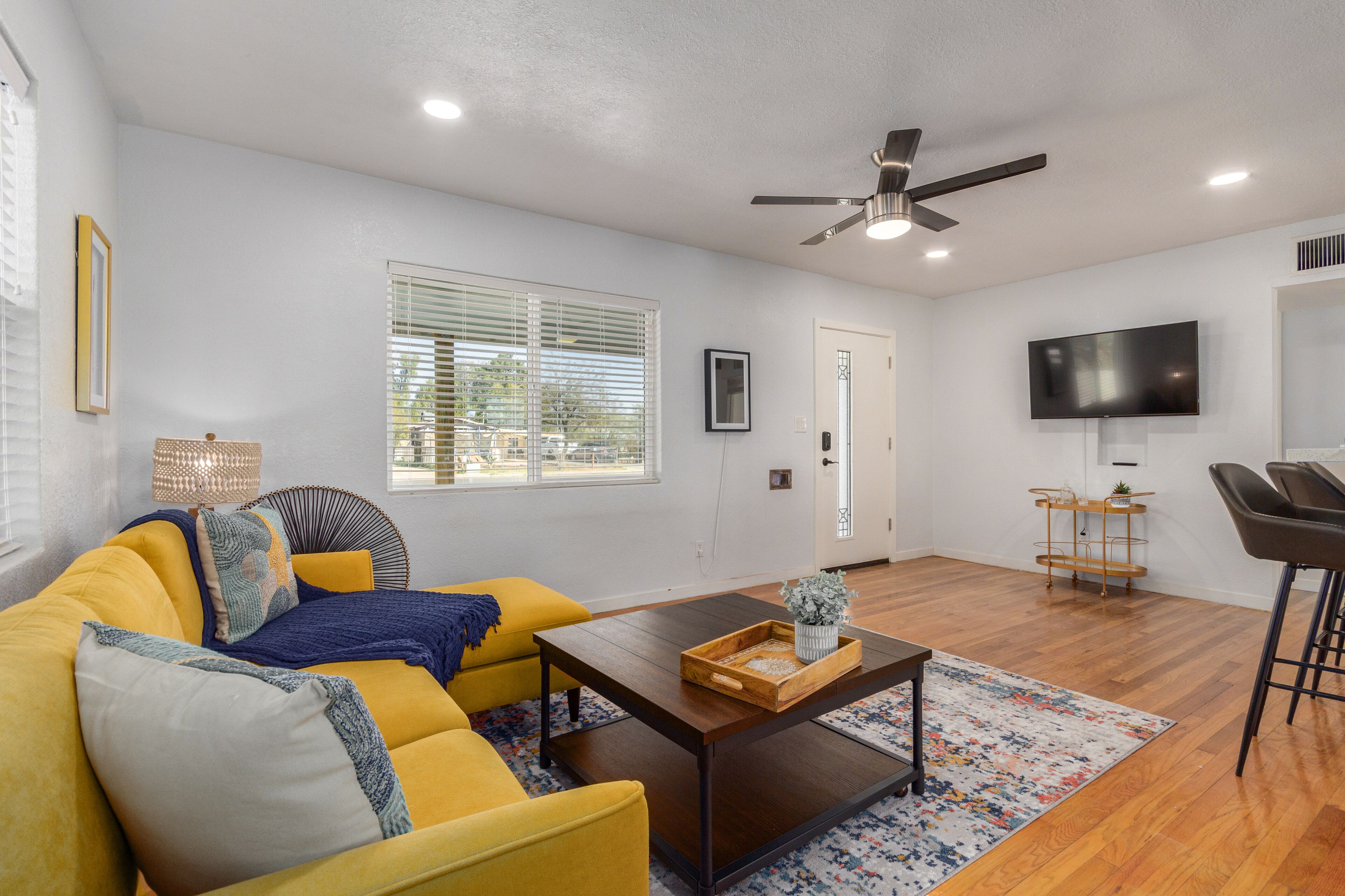 Super Cute House in Coronado District!  Walk to Banner University Hospital!