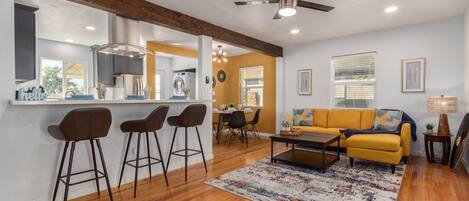 Een televisie en een filmbibliotheek