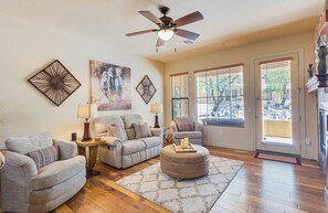 Televisión, chimenea y oficina 