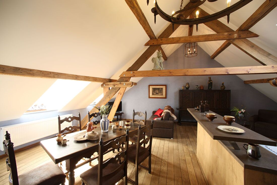 Un ambient acollidor d'estil loft amb zona de menjador, barra de cuina i espai per seure.
