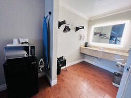 Combined shower/tub, rainfall showerhead, free toiletries, towels