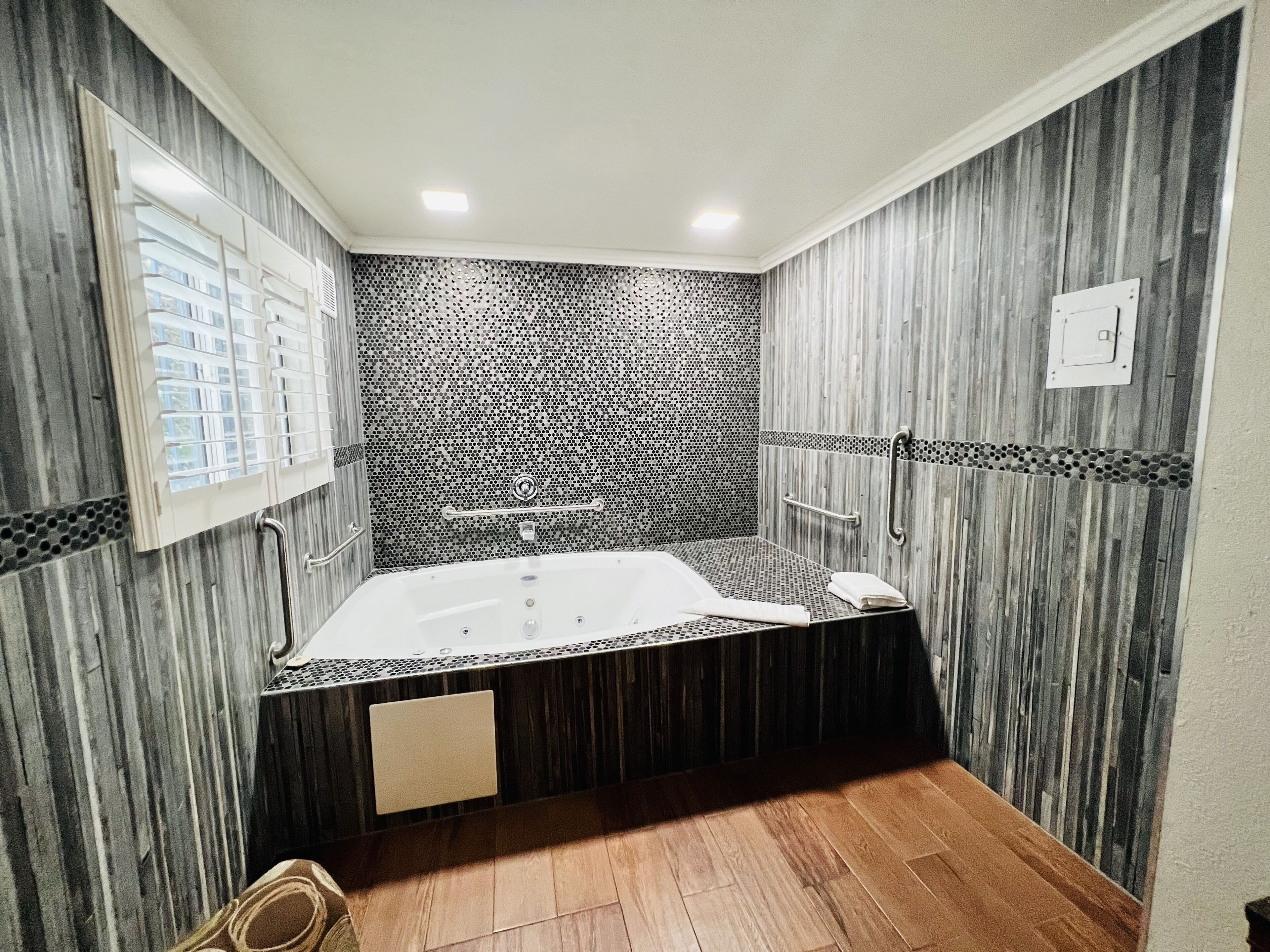 signature suite, 1 king bed, jetted tub | private spa tub