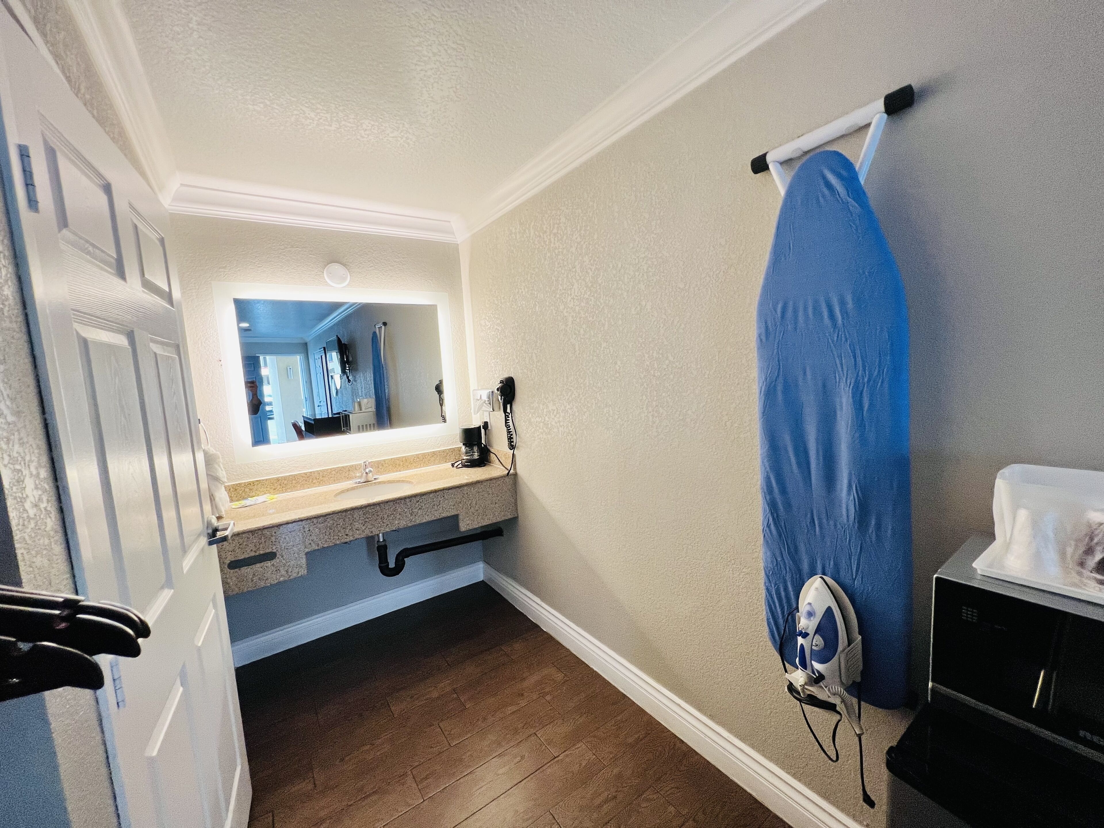 combined shower/bathtub, rainfall showerhead, free toiletries, towels