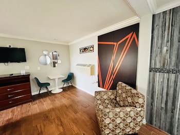 Signature Suite, 1 King Bed, Jetted Tub | Desk, laptop workspace, soundproofing, free WiFi at Casa Blanca Hotel - Orange
