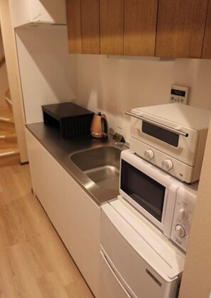 Refrigerador, microondas, parrilla de estufa y tostadora