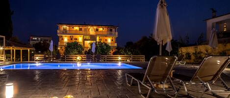 Piscine extérieure (ouverte en saison), parasols de plage