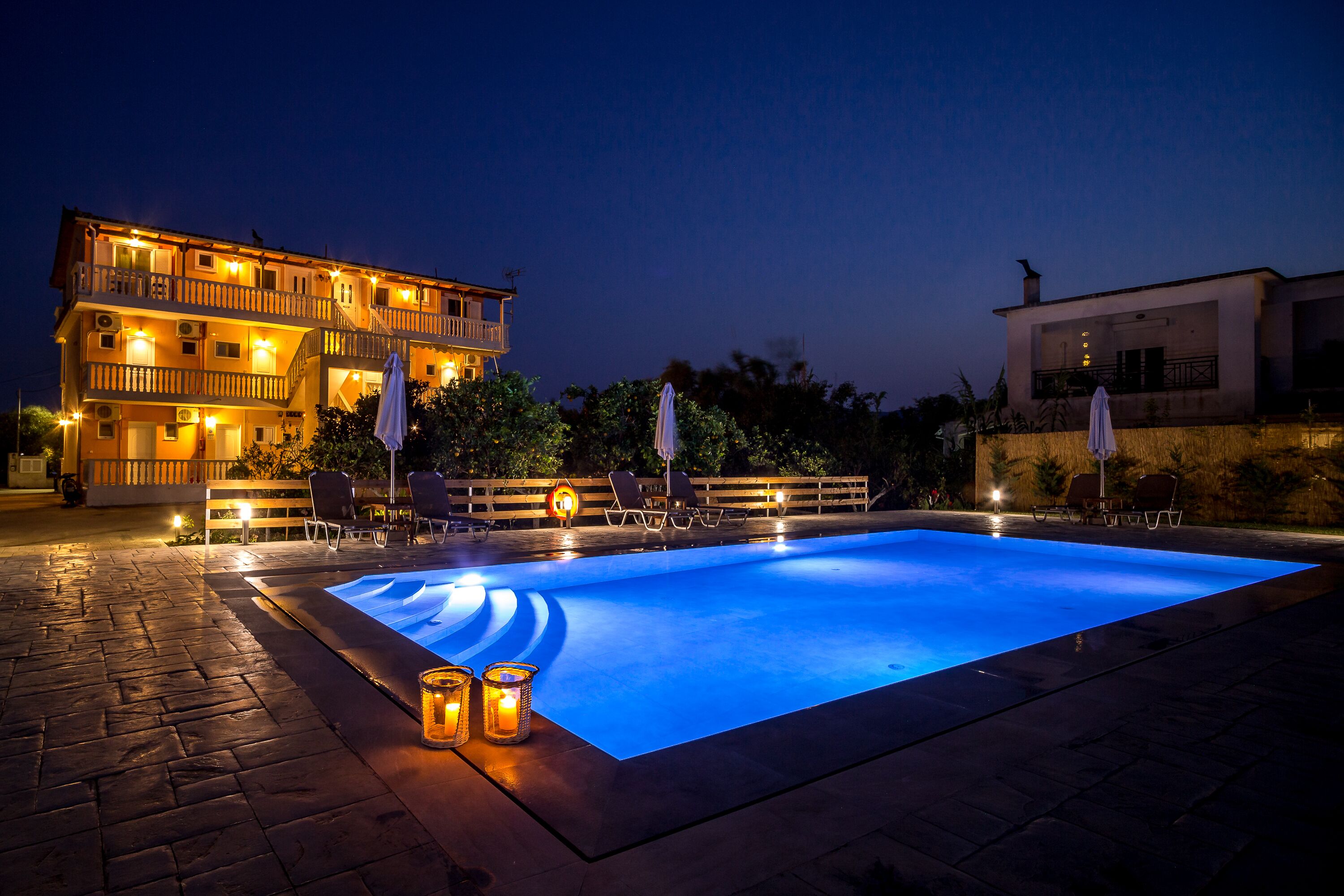 Piscine extérieure (ouverte en saison), parasols de plage