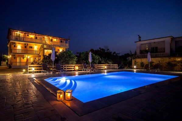 Kauden mukainen ulkouima-allas avoinna 8.00–20.00, aurinkovarjoja