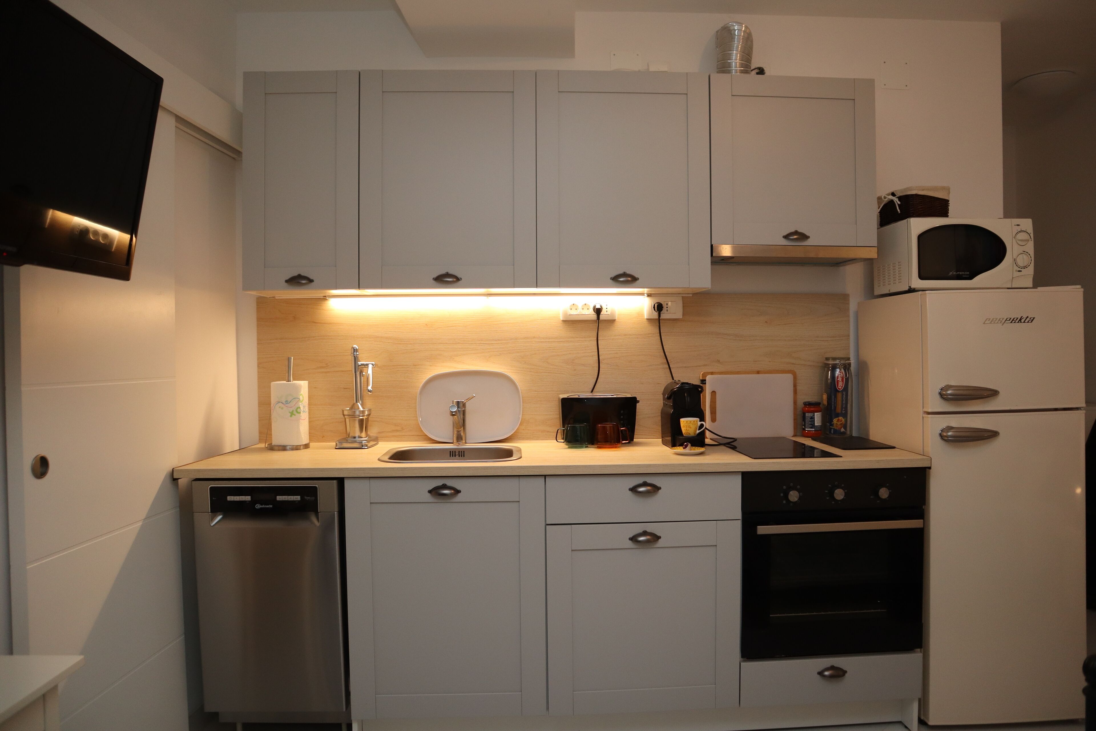 Frigorifero, microonde, forno, piano cottura