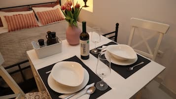 1 Schlafzimmer, Zimmersafe, Schreibtisch, Bügeleisen/Bügelbrett