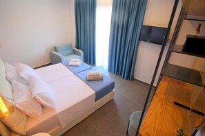 Habitación con 1 cama doble o 2 individuales, balcón | Minibar, caja fuerte, escritorio y cortinas opacas