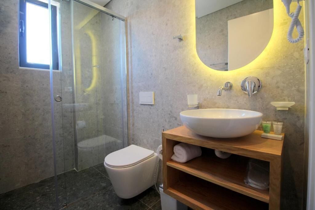 Ducha, cabezal de ducha tipo lluvia, secador de pelo y toallas