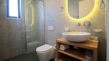 Douche, douche à « effet pluie », sÚche-cheveux, serviettes fournies