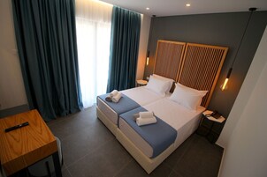 Habitación con 1 cama doble o 2 individuales, planta baja | Minibar, caja fuerte, escritorio y cortinas opacas