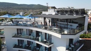 Un edifici modern amb múltiples balcons i zones d'esbarjo a l'exterior.