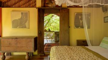 3 bedrooms, desk, bed sheets