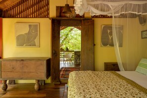 3 bedrooms, desk, bed sheets