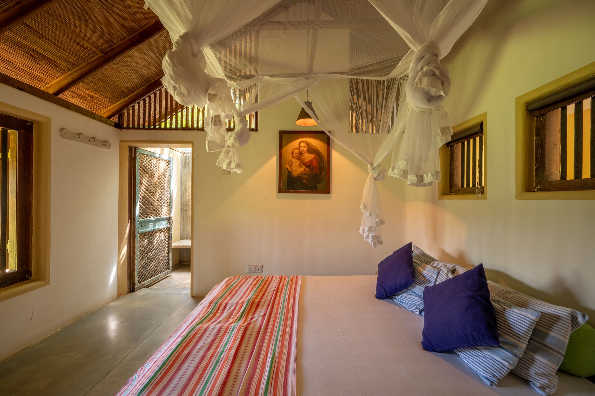 3 bedrooms, desk, bed sheets