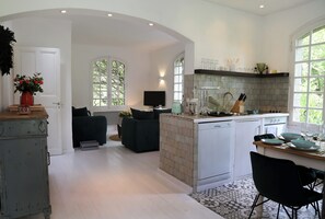 Kjøleskap, ovn, kokeplater og oppvaskmaskin