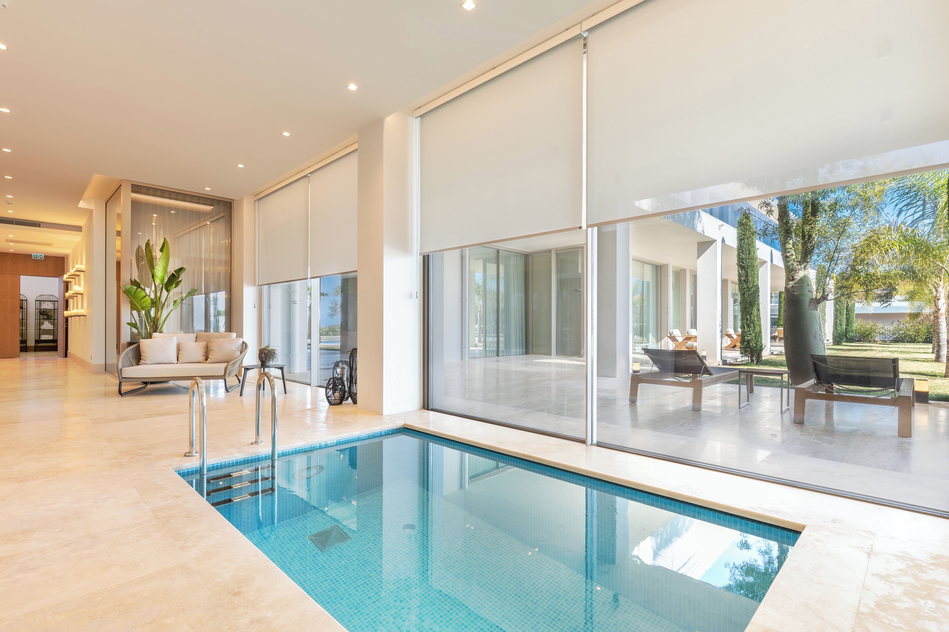 Presidentiële villa | Een minibar, een kluis op de kamer, een bureau, gratis wifi