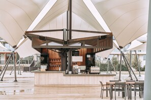 Bar en bord de piscine