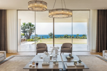 Minibar, caja de seguridad en la habitación, escritorio y wifi gratis . Hiddenbay Teos Hotel Sigacik