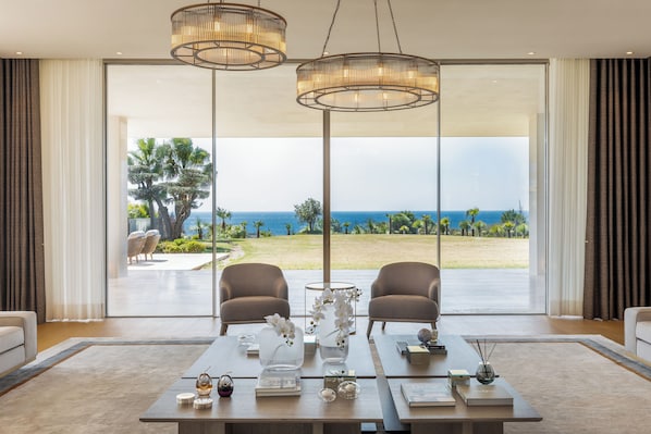 Villa presidencial | Minibar, caja de seguridad en la habitación, escritorio y wifi gratis