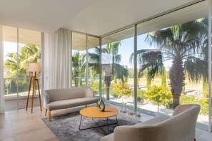 King Deluxe | 起居区 | 150-厘米智能电视（配备数码频道）