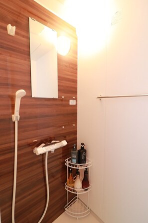 Secador de cabelo, toalhas de banho