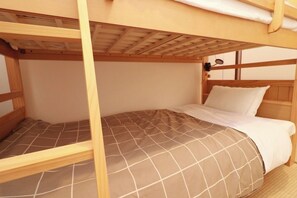 2 quartos, escrivaninha, ferros/tábuas de passar roupa