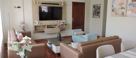 Una Smart TV, un reproductor estéreo, una impresora