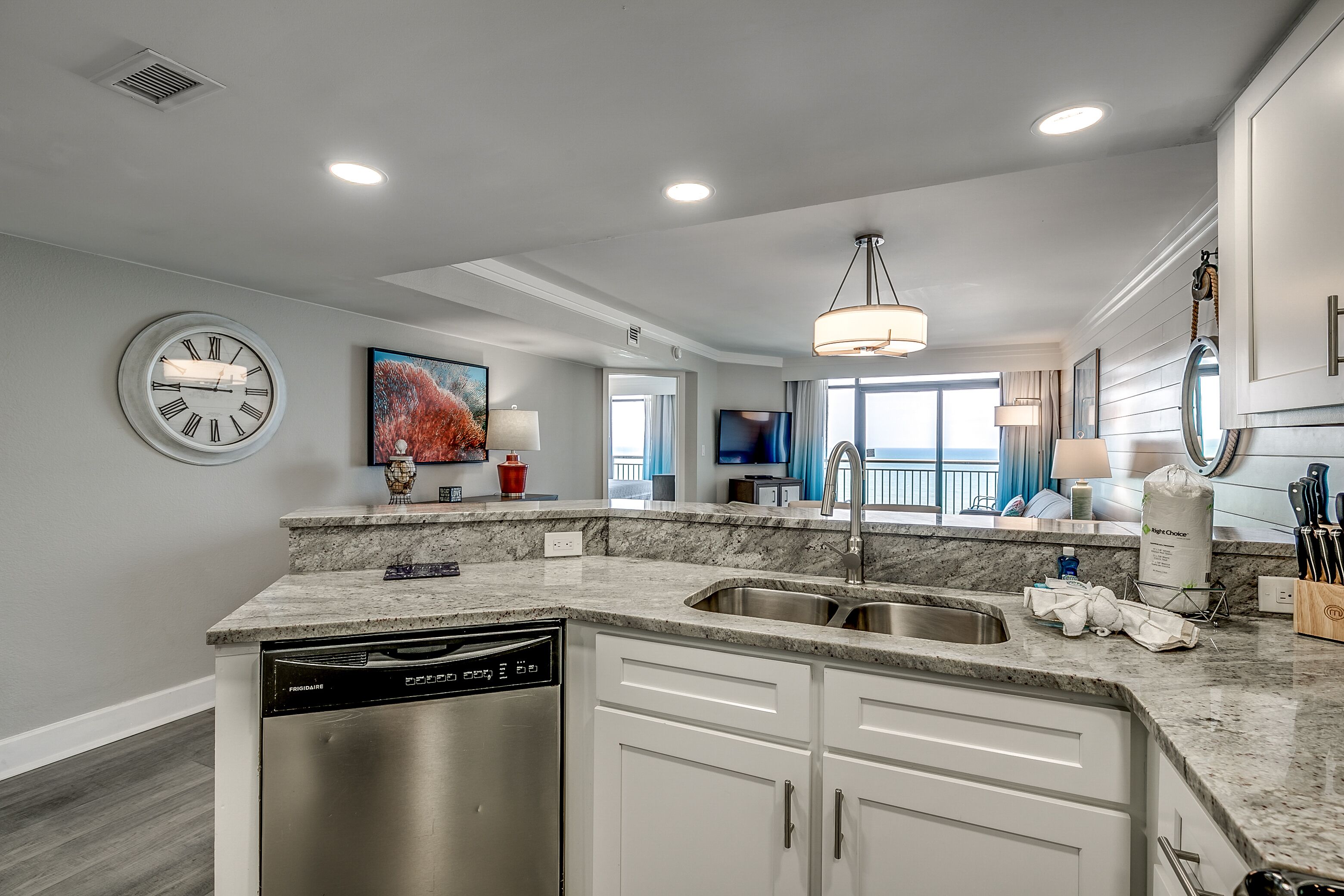 New Listing! Large Oceanfront 3 Bdrm (11th Floor) - by Luxury Beach Rentals