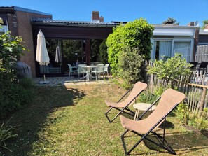 Terrace/patio - Cozy cottage with fireplace, walking distance from the beach. (Nieuwvliet)