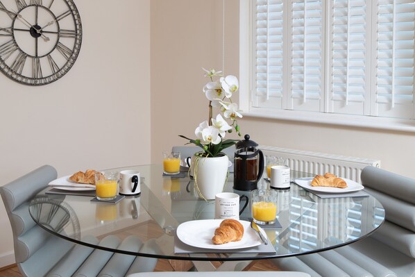 Cottage | Private kitchen | Fridge, dishwasher, electric kettle, toaster - 1 Eureka Mews (Chester-le-Street)