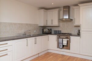 Cottage | Private kitchen | Fridge, dishwasher, electric kettle, toaster
