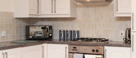 Cottage | Private kitchen | Fridge, dishwasher, electric kettle, toaster