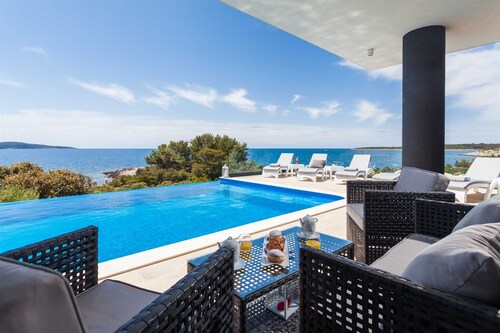 Luxury  Villa   Adrian