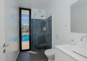 Douche, sèche-cheveux, serviettes fournies