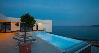 Luxury    Villa  Primo